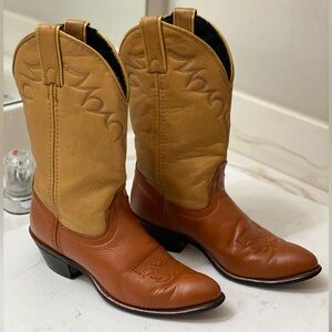 Laredo Women’s Cowboy Boots size 6M in great condition inside and out, cowgirl.